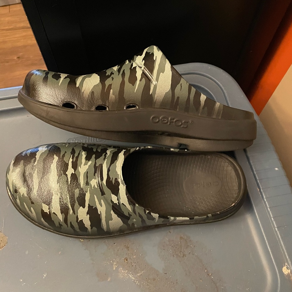 OOFOS black and grey camo clogs Men’s 7/Women’s 9. GUC. Unisex